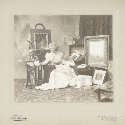 Regina Elisabeta în cabinetul său de lucru, fotografie de epocă, atelier Franz Mandy, cca. 1890